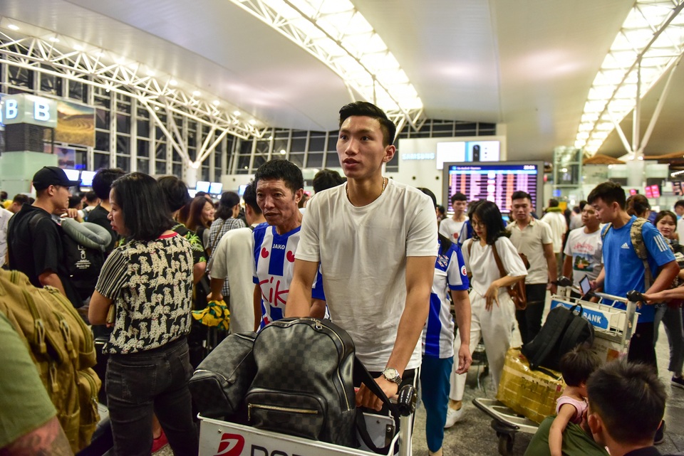 Quang Hải, Bùi Tiến Dũng đến sân bay, tiễn Văn Hậu sang Hà Lan - 4