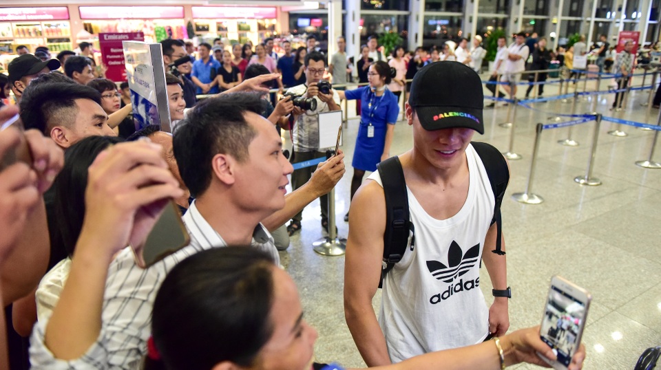 Quang Hải, Bùi Tiến Dũng đến sân bay, tiễn Văn Hậu sang Hà Lan - 10