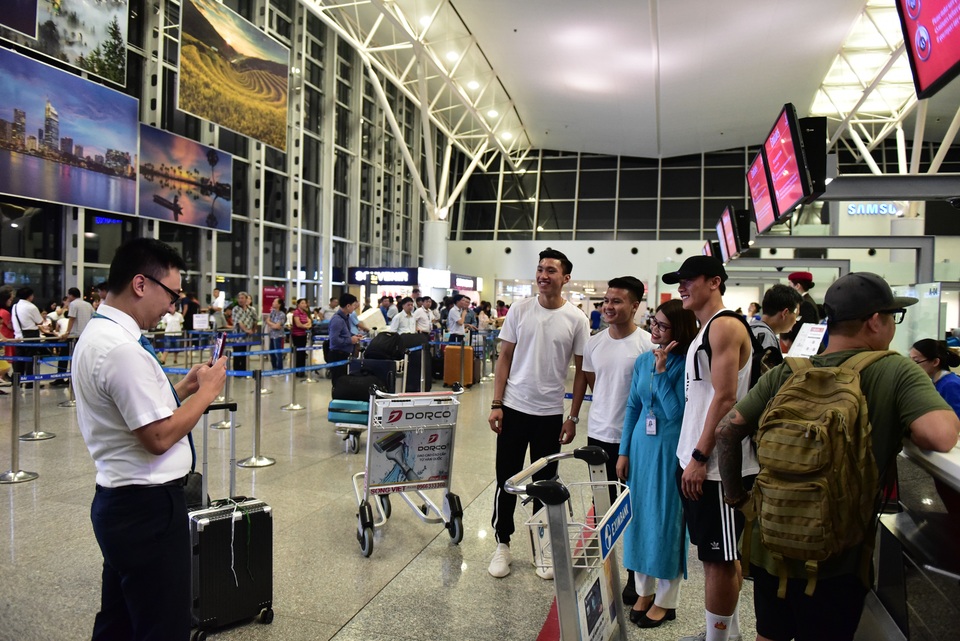 Quang Hải, Bùi Tiến Dũng đến sân bay, tiễn Văn Hậu sang Hà Lan - 7