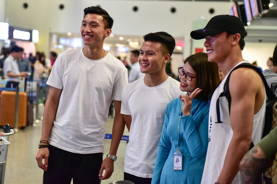 Quang Hải, Bùi Tiến Dũng đến sân bay, tiễn Văn Hậu sang Hà Lan - 1