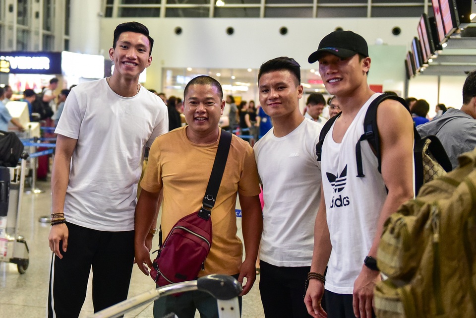 Quang Hải, Bùi Tiến Dũng đến sân bay, tiễn Văn Hậu sang Hà Lan - 8