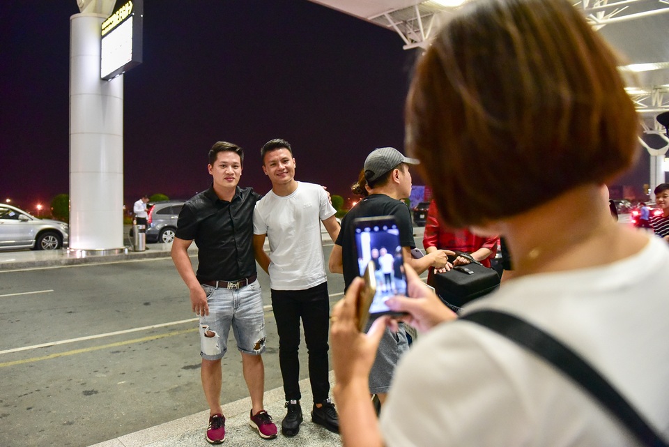 Quang Hải, Bùi Tiến Dũng đến sân bay, tiễn Văn Hậu sang Hà Lan - 9