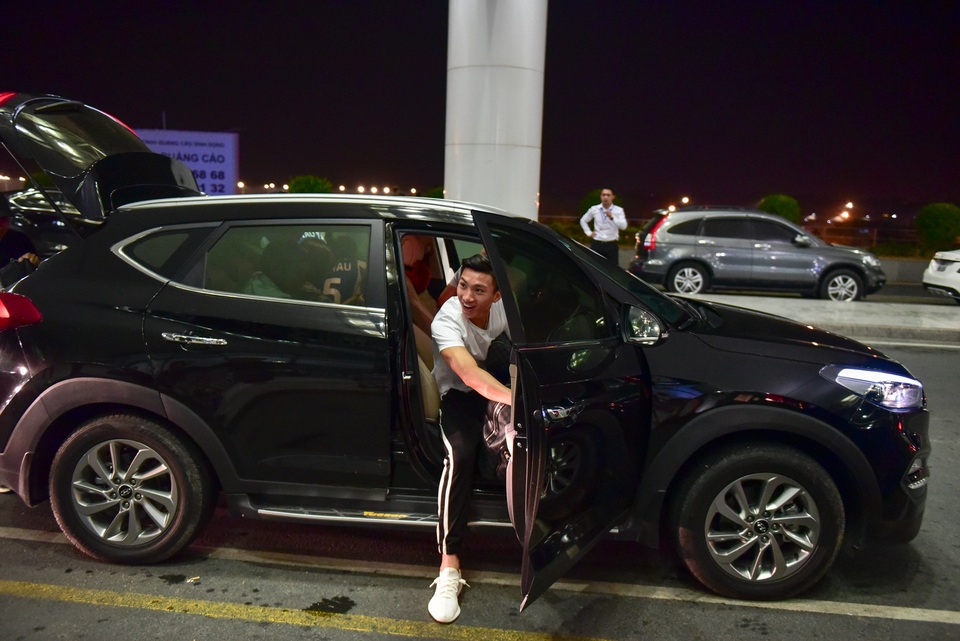 Quang Hải, Bùi Tiến Dũng đến sân bay, tiễn Văn Hậu sang Hà Lan - 3