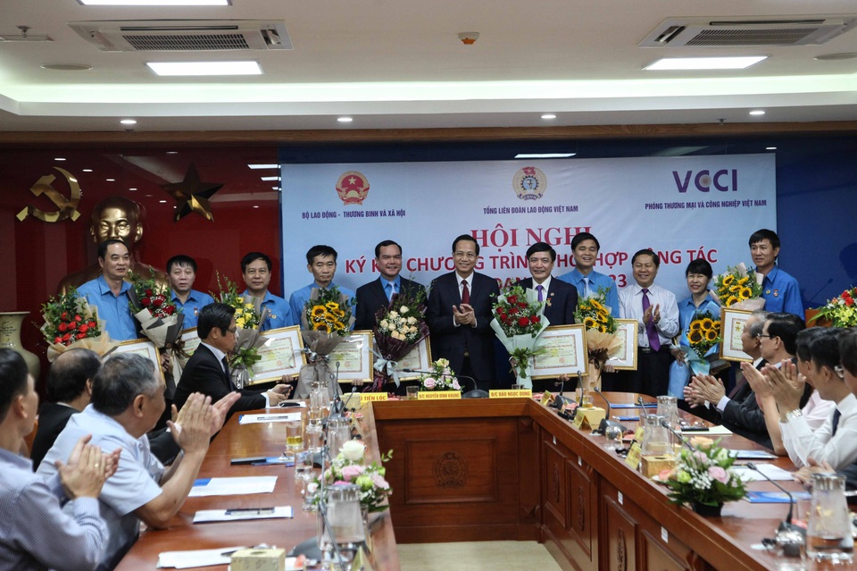 Hợp tác giữa Nhà nước, công đoàn và doanh nghiệp về lao động, tiền lương, BHXH - 1 Hợp tác giữa Nhà nước, công đoàn và doanh nghiệp về lao động, tiền lương, BHXH - 1