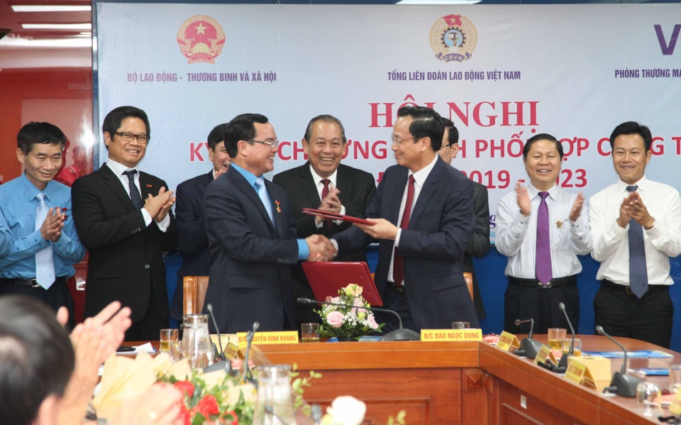 Hợp tác giữa Nhà nước, công đoàn và doanh nghiệp về lao động, tiền lương, BHXH - 2 Hợp tác giữa Nhà nước, công đoàn và doanh nghiệp về lao động, tiền lương, BHXH - 2