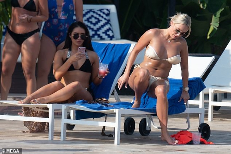 Amber Turner đẹp bốc lửa khi ngồi tắm nắng - 2 Amber Turner đẹp bốc lửa khi ngồi tắm nắng - 2