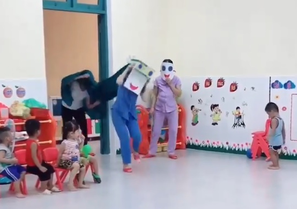 Clip màn múa lân ngẫu hứng và đáng yêu của cô giáo mầm non khiến dân mạng thích thú - 1 Clip màn múa lân ngẫu hứng và đáng yêu của cô giáo mầm non khiến dân mạng thích thú - 1