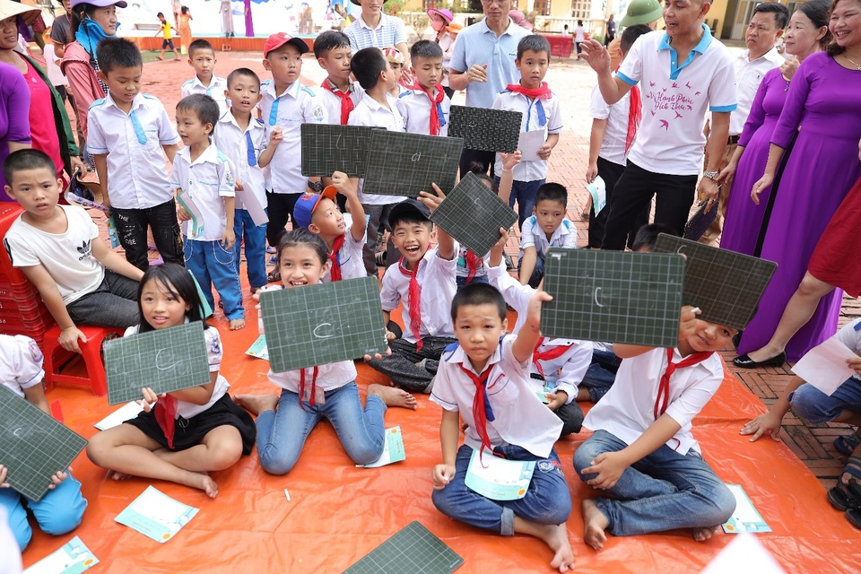 Thêm 20 trường Tiểu học tại Nghệ An hưởng lợi từ việc trang bị tủ sách trong nhà trường - 1 Thêm 20 trường Tiểu học tại Nghệ An hưởng lợi từ việc trang bị tủ sách trong nhà trường - 1