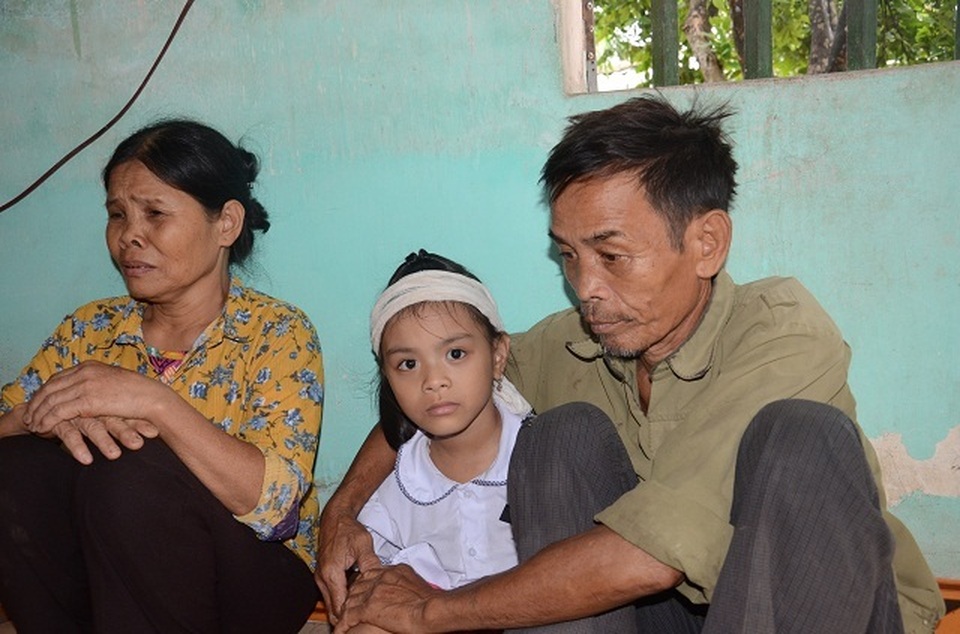 Làm sổ tiết kiệm cho bé gái 6 tuổi duy nhất sống sót trong gia đình bị đất đá vùi lấp - 2 Làm sổ tiết kiệm cho bé gái 6 tuổi duy nhất sống sót trong gia đình bị đất đá vùi lấp - 2