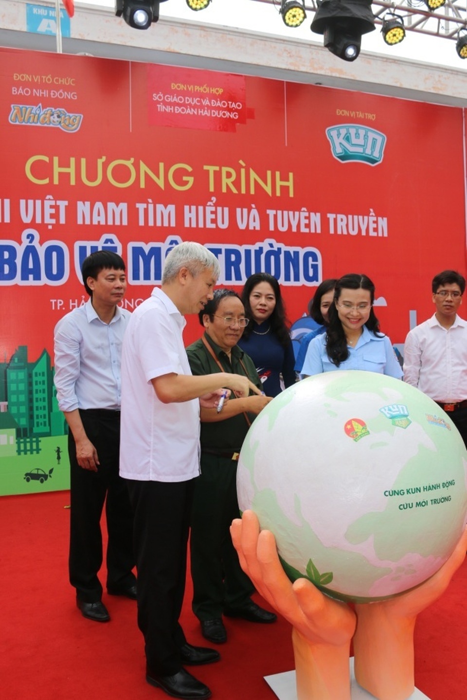 Tưng bừng lễ phát động Thiếu nhi Việt Nam tìm hiểu và tuyên truyền bảo vệ môi trường - 4 Tưng bừng lễ phát động Thiếu nhi Việt Nam tìm hiểu và tuyên truyền bảo vệ môi trường - 4