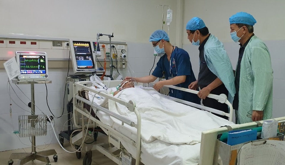 Huyền thoại phi công Nguyễn Văn Bảy bị đột quỵ hôn mê sâu - 2 Huyền thoại phi công Nguyễn Văn Bảy bị đột quỵ hôn mê sâu - 2