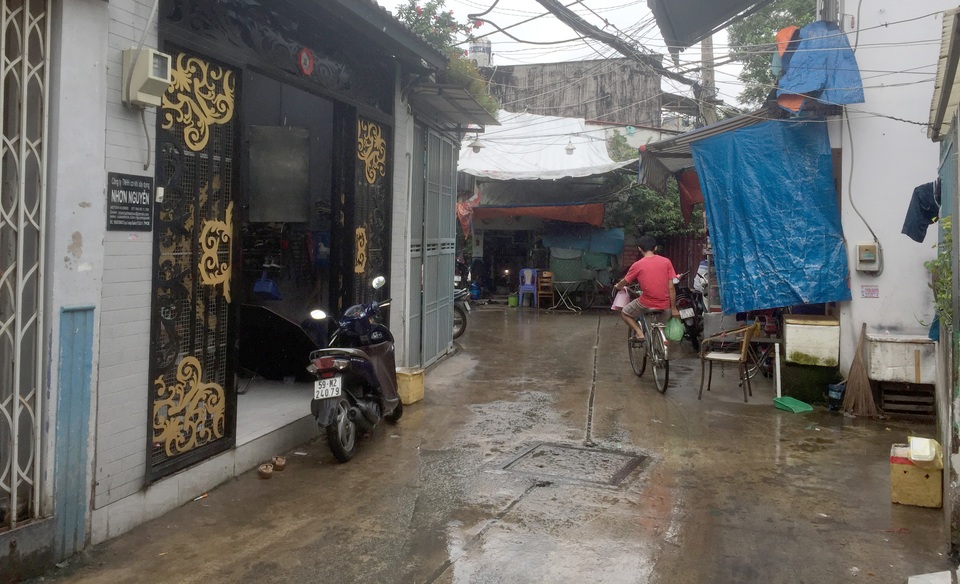 Cô gái bị 2 tên cướp giật túi xách ngã đập đầu trong hẻm ở Sài Gòn - 4 Cô gái bị 2 tên cướp giật túi xách ngã đập đầu trong hẻm ở Sài Gòn - 4