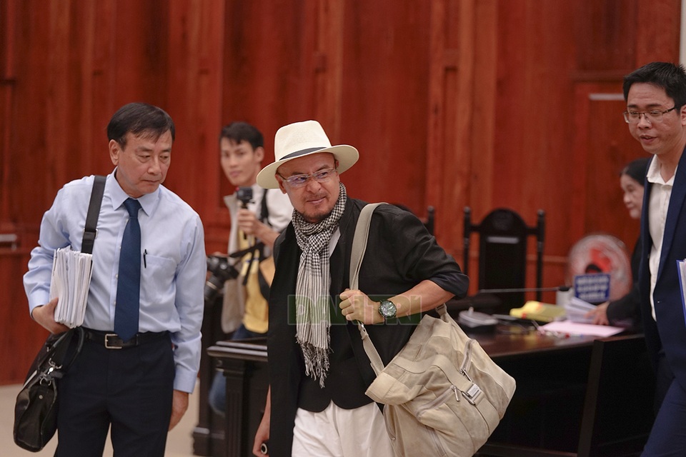 Hoãn phiên xử kín vụ án ly hôn của vợ chồng ông chủ cà phê Trung Nguyên - 2 Hoãn phiên xử kín vụ án ly hôn của vợ chồng ông chủ cà phê Trung Nguyên - 2