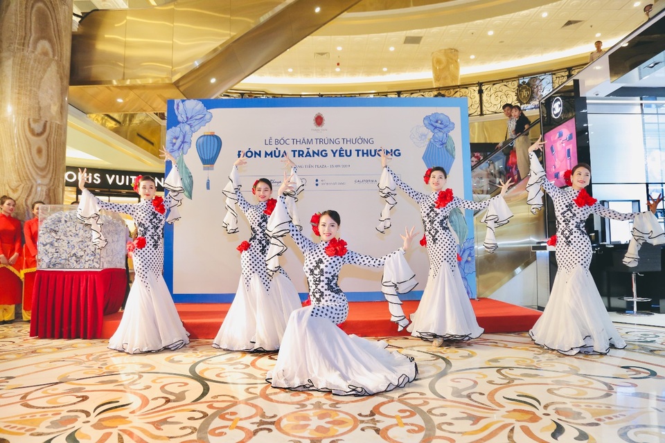 Lễ trao giải chương trình bốc thăm trúng thưởng tại Tràng Tiền Plaza - 2 Lễ trao giải chương trình bốc thăm trúng thưởng tại Tràng Tiền Plaza - 2
