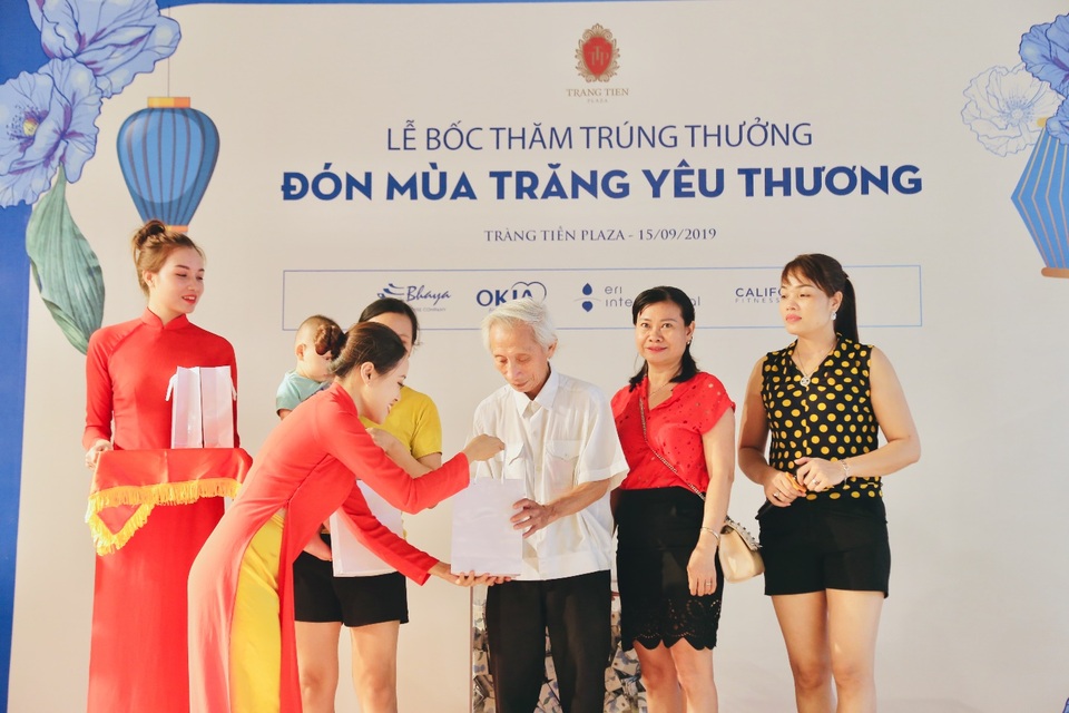 Lễ trao giải chương trình bốc thăm trúng thưởng tại Tràng Tiền Plaza - 3 Lễ trao giải chương trình bốc thăm trúng thưởng tại Tràng Tiền Plaza - 3