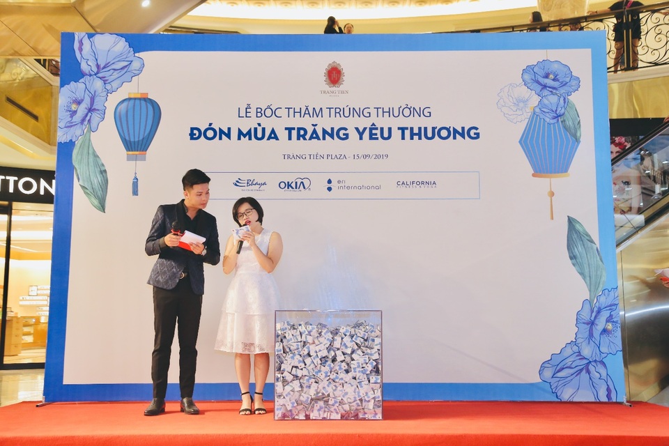 Lễ trao giải chương trình bốc thăm trúng thưởng tại Tràng Tiền Plaza - 4 Lễ trao giải chương trình bốc thăm trúng thưởng tại Tràng Tiền Plaza - 4