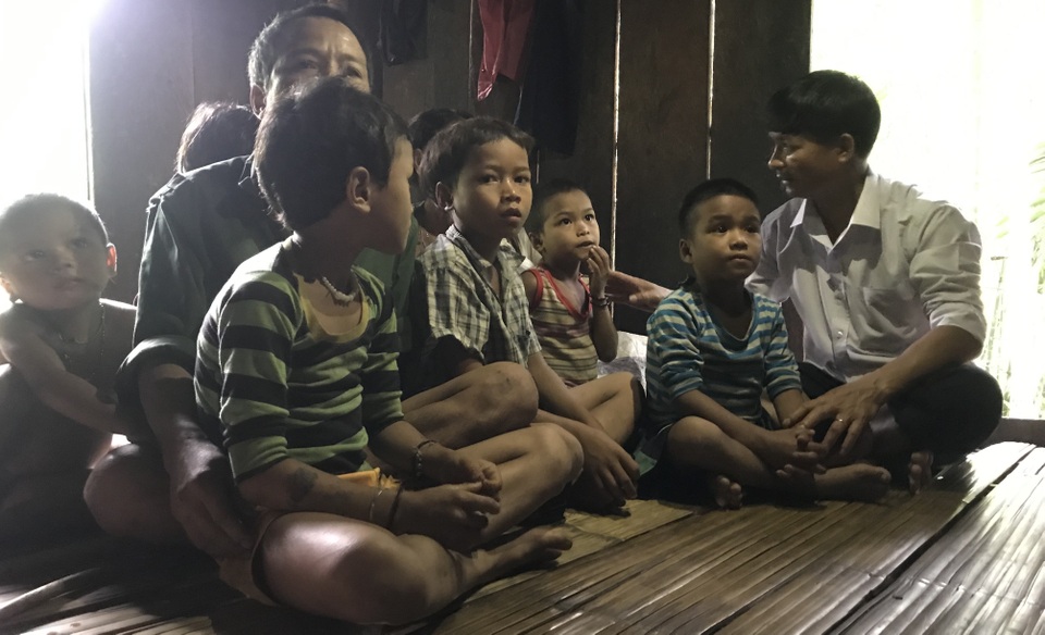 Giáo viên băng rừng, vượt cầu “tử thần” vào rừng tìm học trò - 4 Giáo viên băng rừng, vượt cầu “tử thần” vào rừng tìm học trò - 4