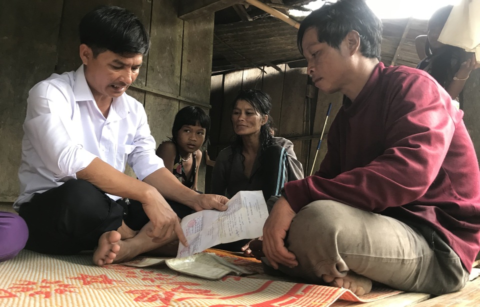 Giáo viên băng rừng, vượt cầu “tử thần” vào rừng tìm học trò - 5 Giáo viên băng rừng, vượt cầu “tử thần” vào rừng tìm học trò - 5
