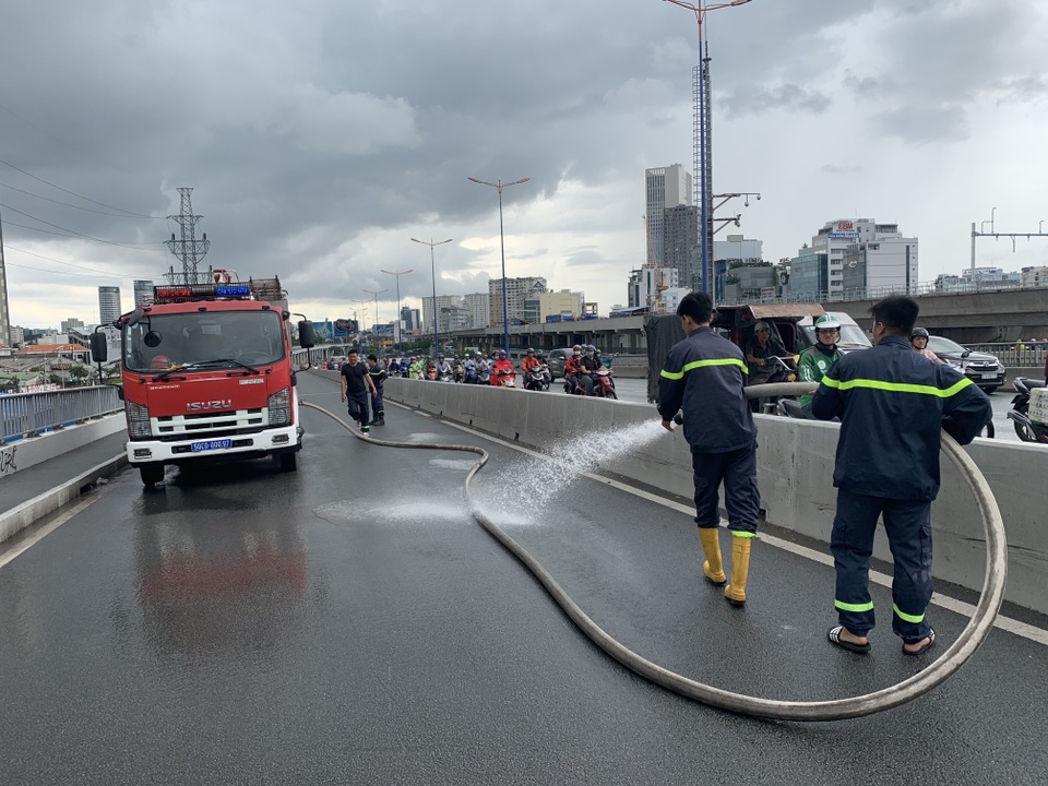 Nhiều xe máy té ngã, phong tỏa một phần cầu Sài Gòn - 3