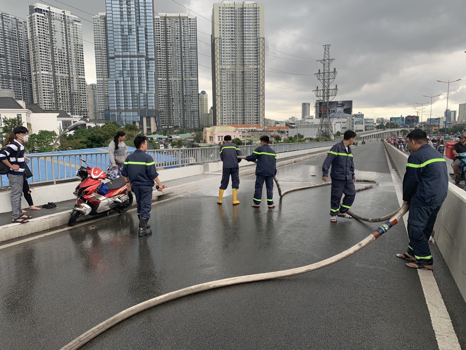 Nhiều xe máy té ngã, phong tỏa một phần cầu Sài Gòn - 2