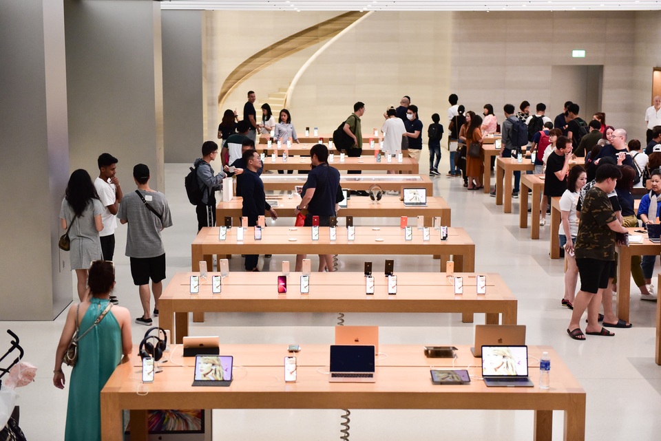 Dân “săn” iPhone 11 khắp châu Á đổ về Singapore chực chờ trước cửa Apple Store - 1 Dân “săn” iPhone 11 khắp châu Á đổ về Singapore chực chờ trước cửa Apple Store - 1