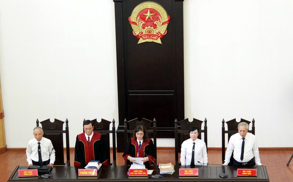 Bị cáo Lê Bạch Hồng cùng đồng phạm hầu tòa - 1 Bị cáo Lê Bạch Hồng cùng đồng phạm hầu tòa - 1