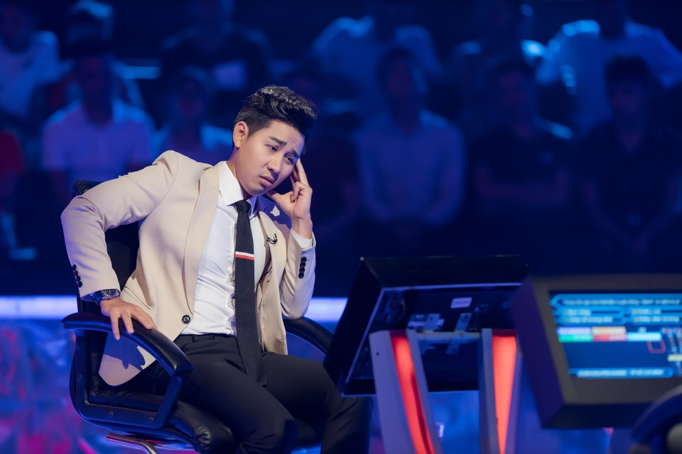 Phan Đăng ngỡ ngàng khi bị Nguyên Khang cướp Mic trong “Ai là triệu phú” - 3 Phan Đăng ngỡ ngàng khi bị Nguyên Khang cướp Mic trong “Ai là triệu phú” - 3