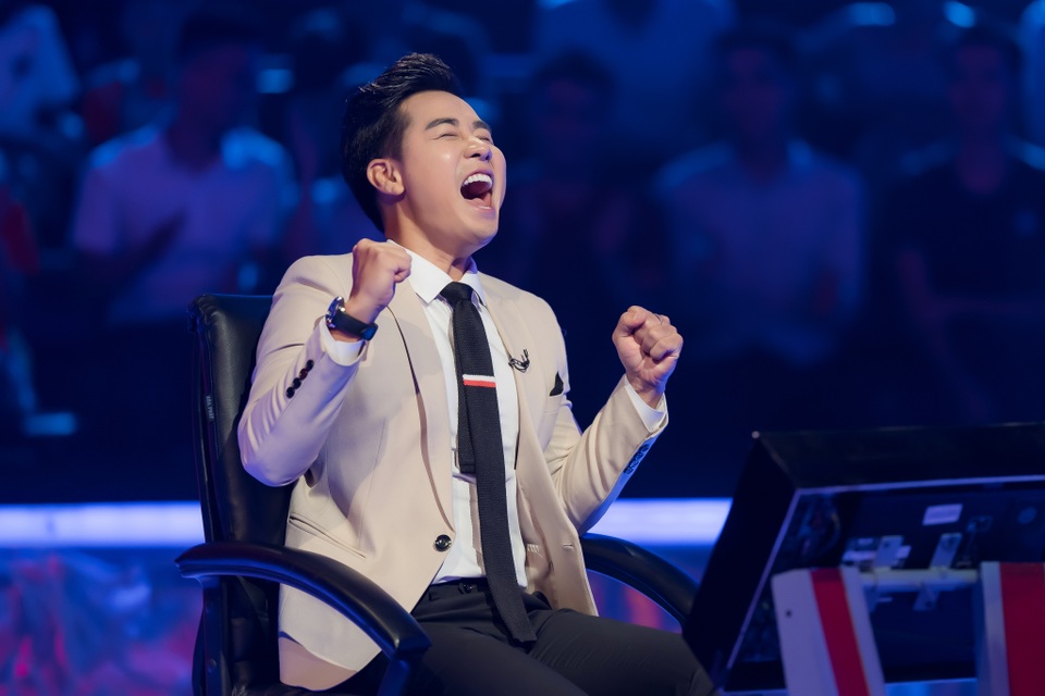 Phan Đăng ngỡ ngàng khi bị Nguyên Khang cướp Mic trong “Ai là triệu phú” - 7 Phan Đăng ngỡ ngàng khi bị Nguyên Khang cướp Mic trong “Ai là triệu phú” - 7