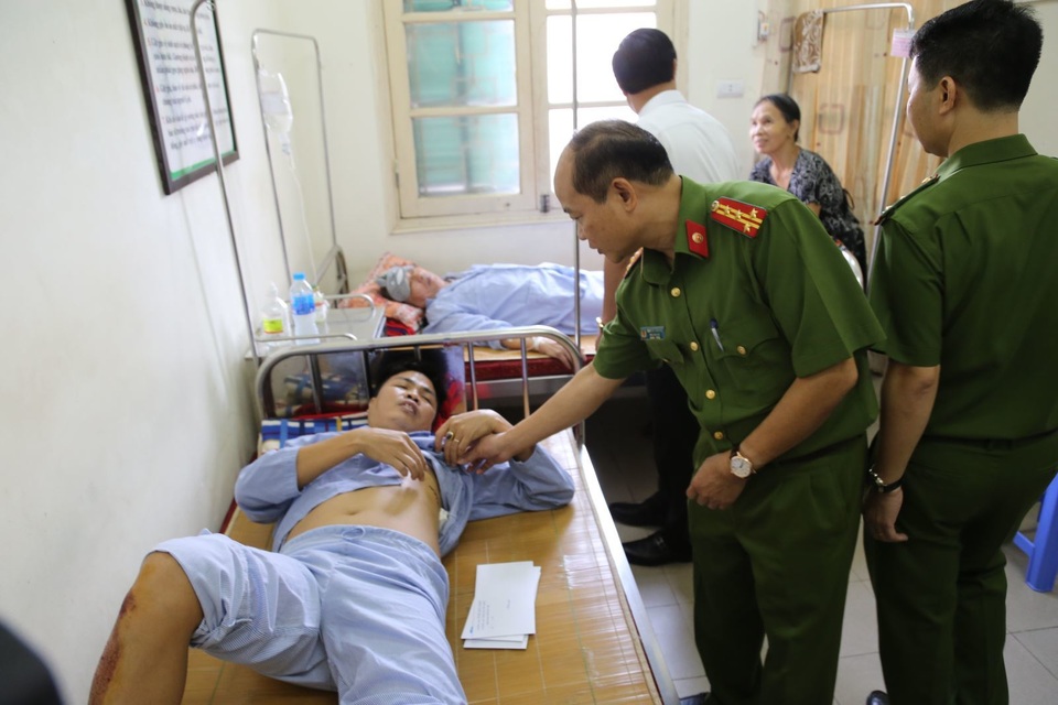 Bắt đối tượng nghi ngáo đá khống chế vợ con, đâm công an xã - 2 Bắt đối tượng nghi ngáo đá khống chế vợ con, đâm công an xã - 2