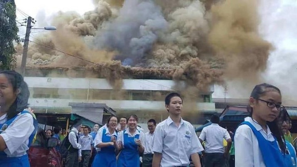 Trường cháy lớn, học sinh cười vui như trẩy hội vì... được nghỉ học - 3 Trường cháy lớn, học sinh cười vui như trẩy hội vì... được nghỉ học - 3