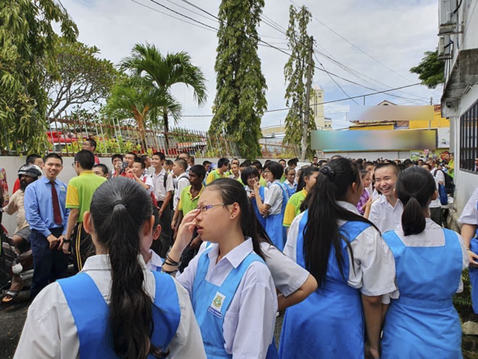 Trường cháy lớn, học sinh cười vui như trẩy hội vì... được nghỉ học - 4 Trường cháy lớn, học sinh cười vui như trẩy hội vì... được nghỉ học - 4
