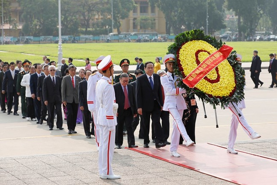 Đoàn đại biểu MTTQ viếng lăng Bác trước phiên khai mạc đại hội toàn quốc - 1 Đoàn đại biểu MTTQ viếng lăng Bác trước phiên khai mạc đại hội toàn quốc - 1