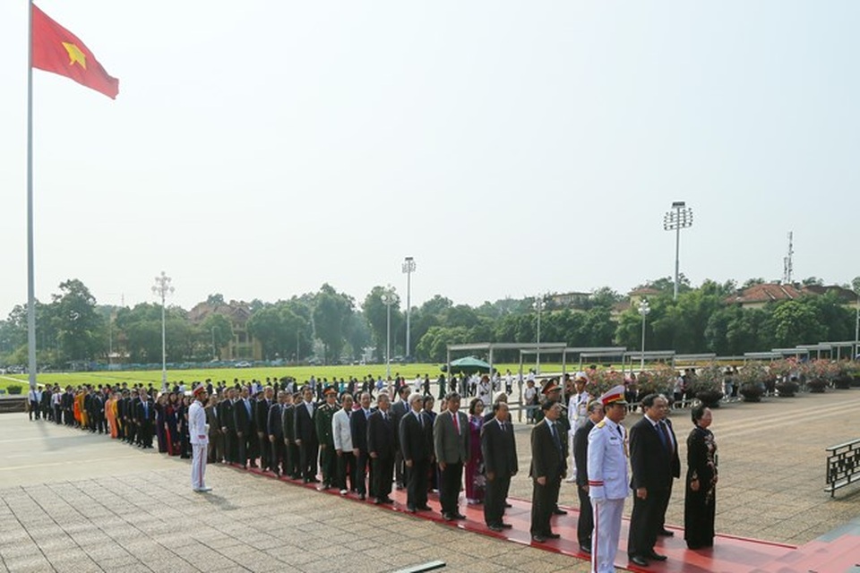Đoàn đại biểu MTTQ viếng lăng Bác trước phiên khai mạc đại hội toàn quốc - 2 Đoàn đại biểu MTTQ viếng lăng Bác trước phiên khai mạc đại hội toàn quốc - 2