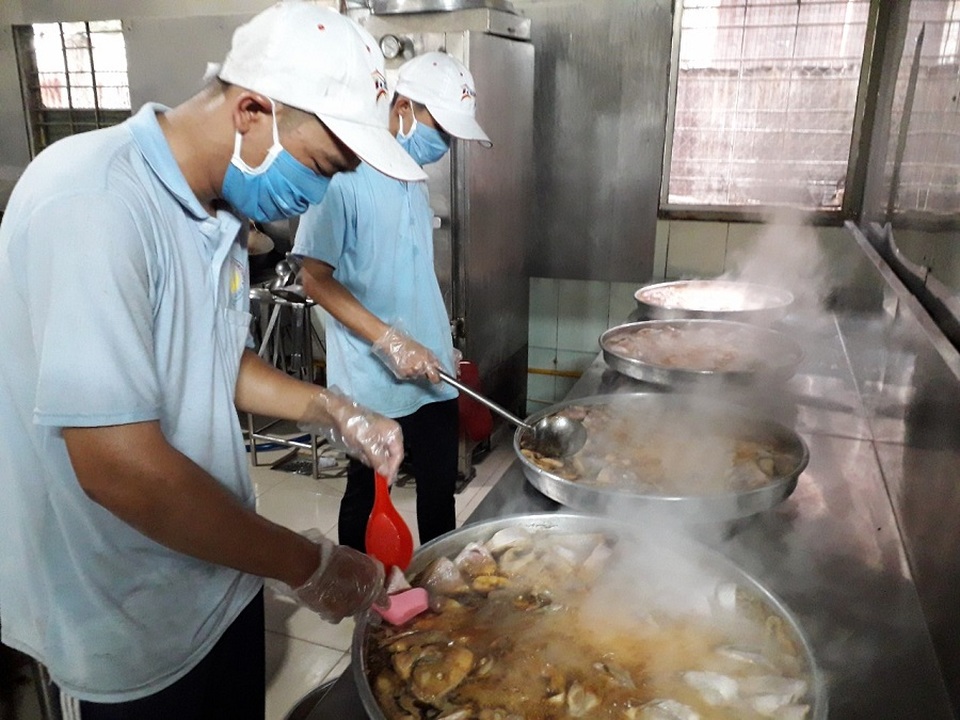 Nhiều khâu trung gian “ăn” hết khẩu phần cơm của công nhân - 2 Nhiều khâu trung gian “ăn” hết khẩu phần cơm của công nhân - 2