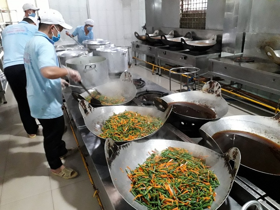 Nhiều khâu trung gian “ăn” hết khẩu phần cơm của công nhân - 1 Nhiều khâu trung gian “ăn” hết khẩu phần cơm của công nhân - 1