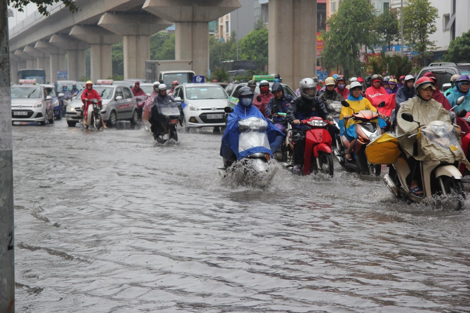 Hà Nội mưa lớn từ sáng sớm, nhiều tuyến phố ngập lụt, ách tắc - 1 Hà Nội mưa lớn từ sáng sớm, nhiều tuyến phố ngập lụt, ách tắc - 1