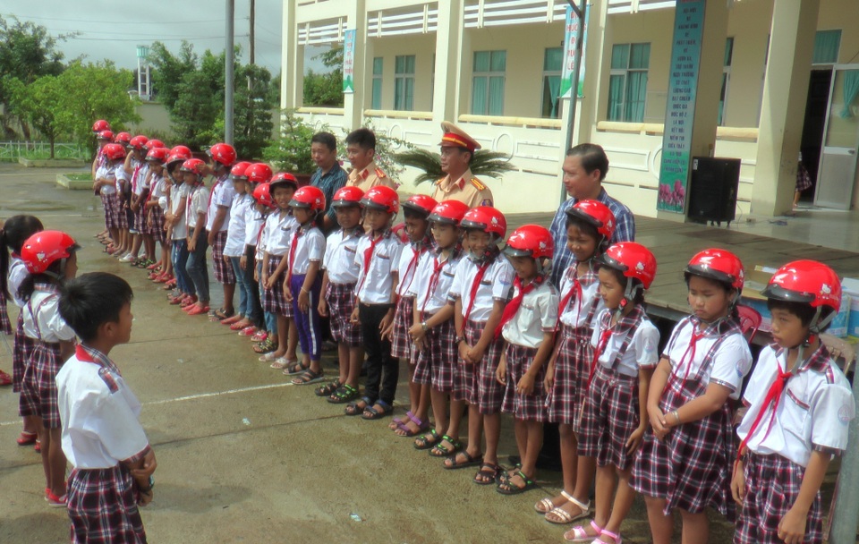 Cảnh sát giao thông Bạc Liêu trao quà cho học sinh khó khăn - 1 Cảnh sát giao thông Bạc Liêu trao quà cho học sinh khó khăn - 1