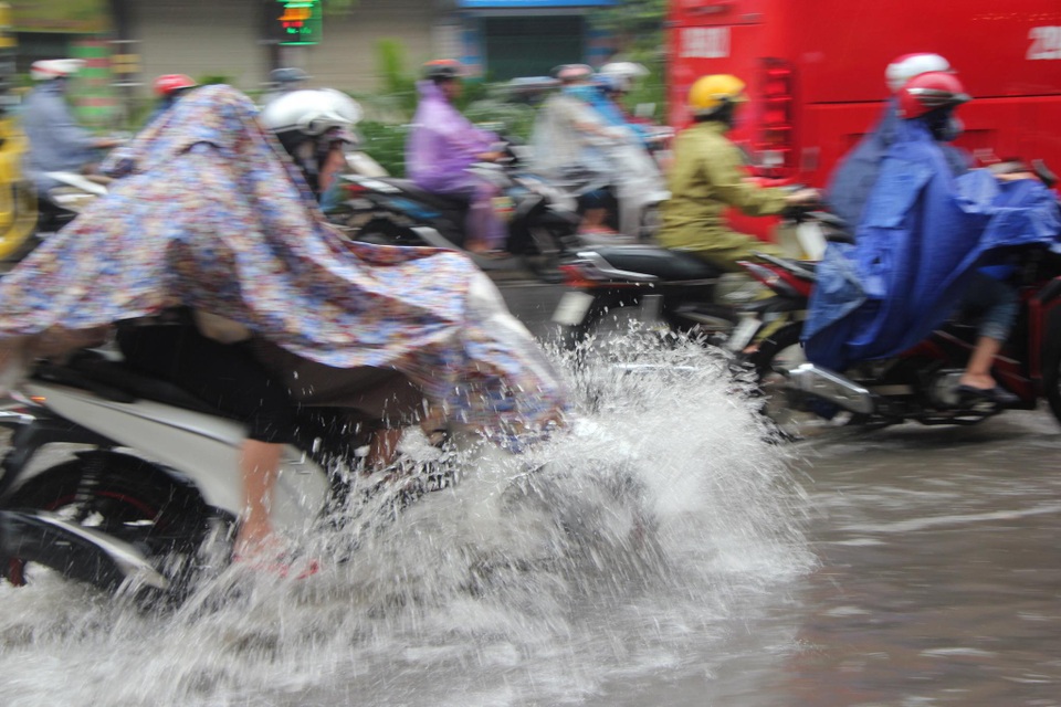 Hà Nội mưa lớn từ sáng sớm, nhiều tuyến phố ngập lụt, ách tắc - 2 Hà Nội mưa lớn từ sáng sớm, nhiều tuyến phố ngập lụt, ách tắc - 2