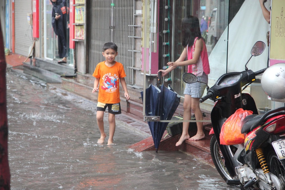 Hà Nội mưa lớn từ sáng sớm, nhiều tuyến phố ngập lụt, ách tắc - 4 Hà Nội mưa lớn từ sáng sớm, nhiều tuyến phố ngập lụt, ách tắc - 4