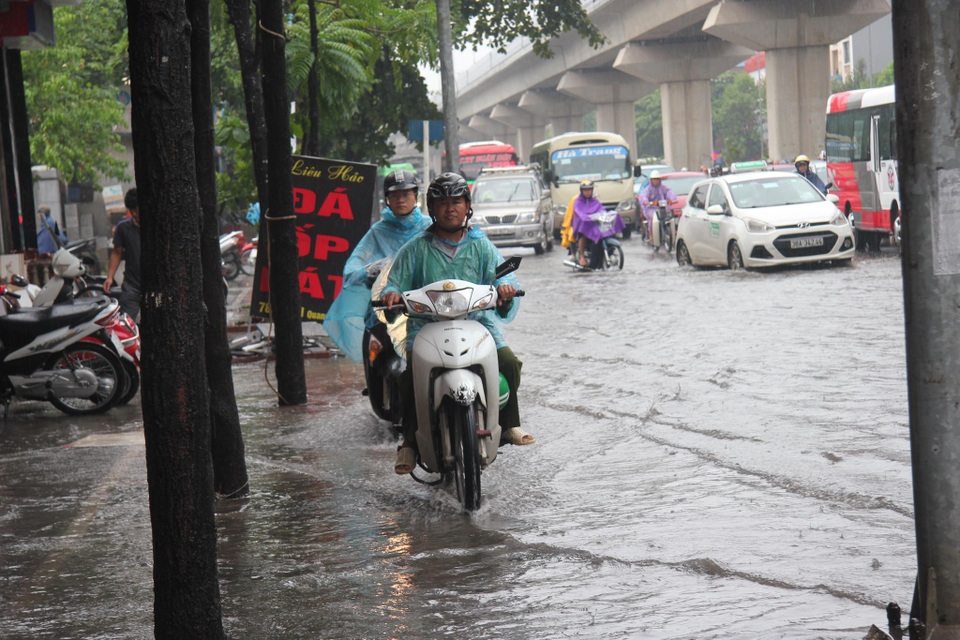 Hà Nội mưa lớn từ sáng sớm, nhiều tuyến phố ngập lụt, ách tắc - 3 Hà Nội mưa lớn từ sáng sớm, nhiều tuyến phố ngập lụt, ách tắc - 3