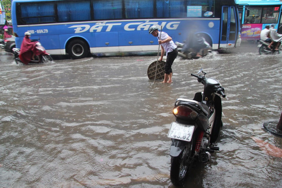Hà Nội mưa lớn từ sáng sớm, nhiều tuyến phố ngập lụt, ách tắc - 5 Hà Nội mưa lớn từ sáng sớm, nhiều tuyến phố ngập lụt, ách tắc - 5