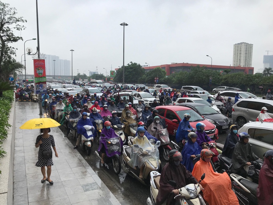 Hà Nội mưa lớn từ sáng sớm, nhiều tuyến phố ngập lụt, ách tắc - 9 Hà Nội mưa lớn từ sáng sớm, nhiều tuyến phố ngập lụt, ách tắc - 9