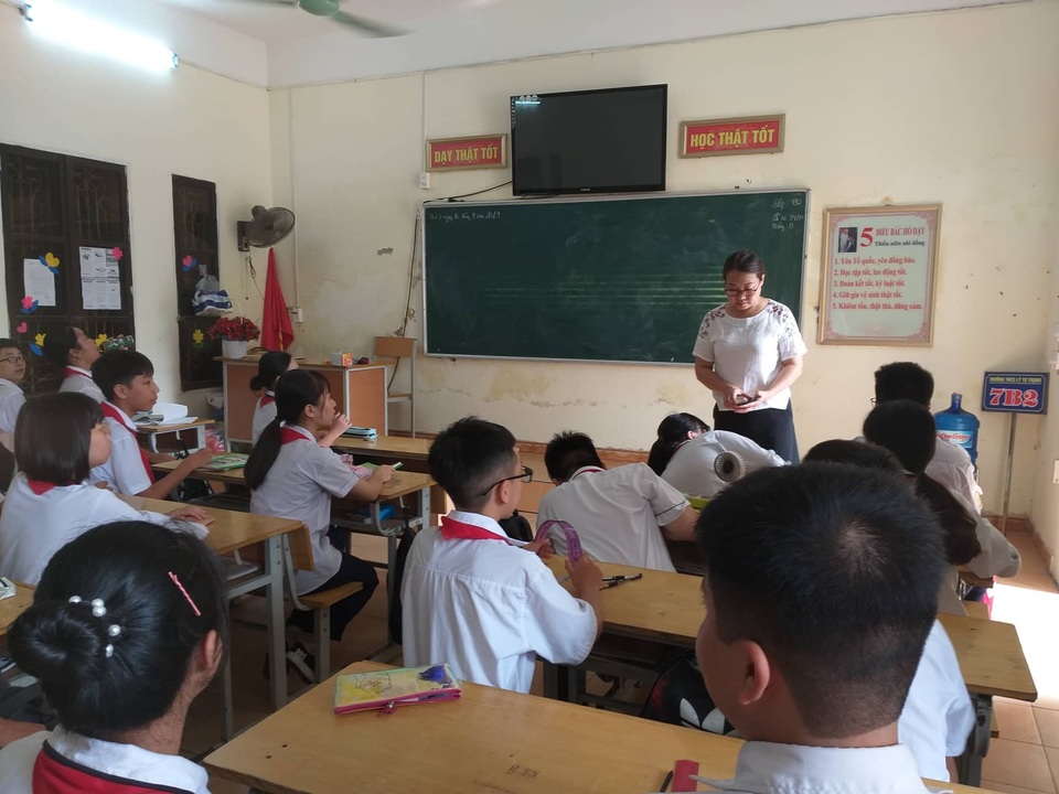 Hàng trăm học sinh cứ đến giờ học tiếng Anh lại ngồi chơi do thiếu giáo viên - 2 Hàng trăm học sinh cứ đến giờ học tiếng Anh lại ngồi chơi do thiếu giáo viên - 2