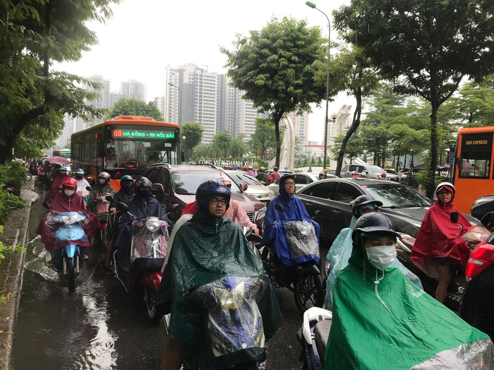 Hà Nội mưa lớn từ sáng sớm, nhiều tuyến phố ngập lụt, ách tắc - 7 Hà Nội mưa lớn từ sáng sớm, nhiều tuyến phố ngập lụt, ách tắc - 7