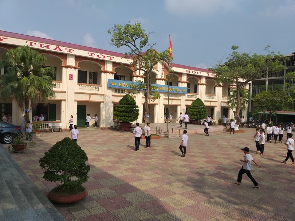Hàng trăm học sinh cứ đến giờ học tiếng Anh lại ngồi chơi do thiếu giáo viên - 1 Hàng trăm học sinh cứ đến giờ học tiếng Anh lại ngồi chơi do thiếu giáo viên - 1