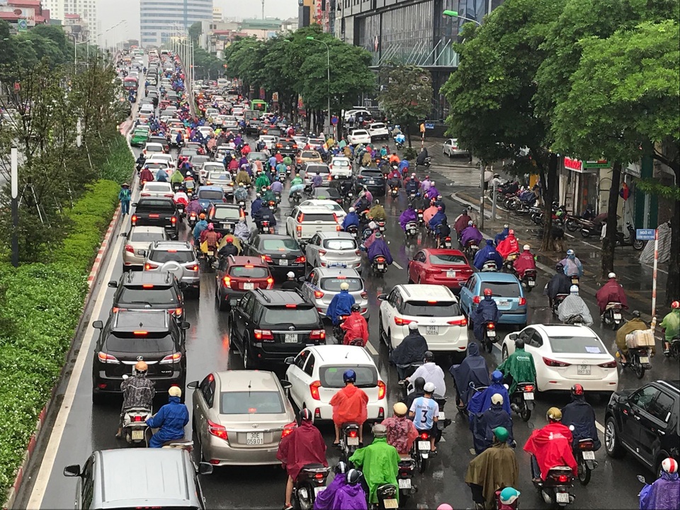 Hà Nội mưa lớn từ sáng sớm, nhiều tuyến phố ngập lụt, ách tắc - 10 Hà Nội mưa lớn từ sáng sớm, nhiều tuyến phố ngập lụt, ách tắc - 10