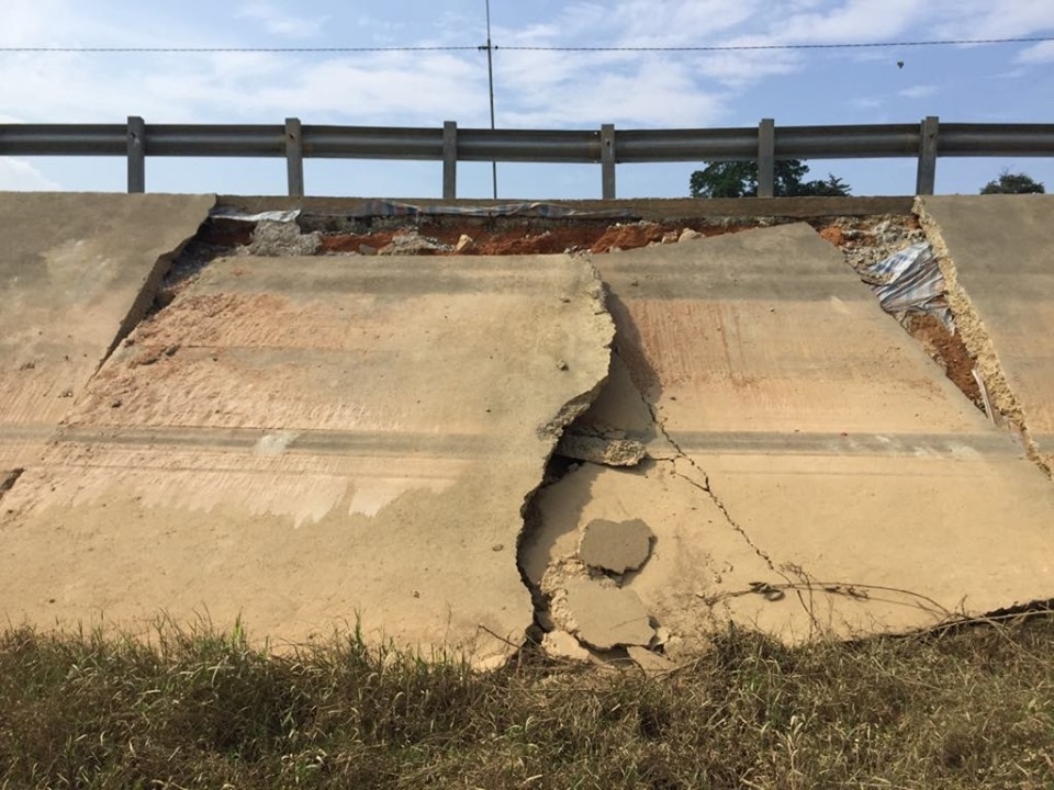 Dự án đường cứu hộ hơn 100 tỷ đồng vỡ nát sau lũ - 6