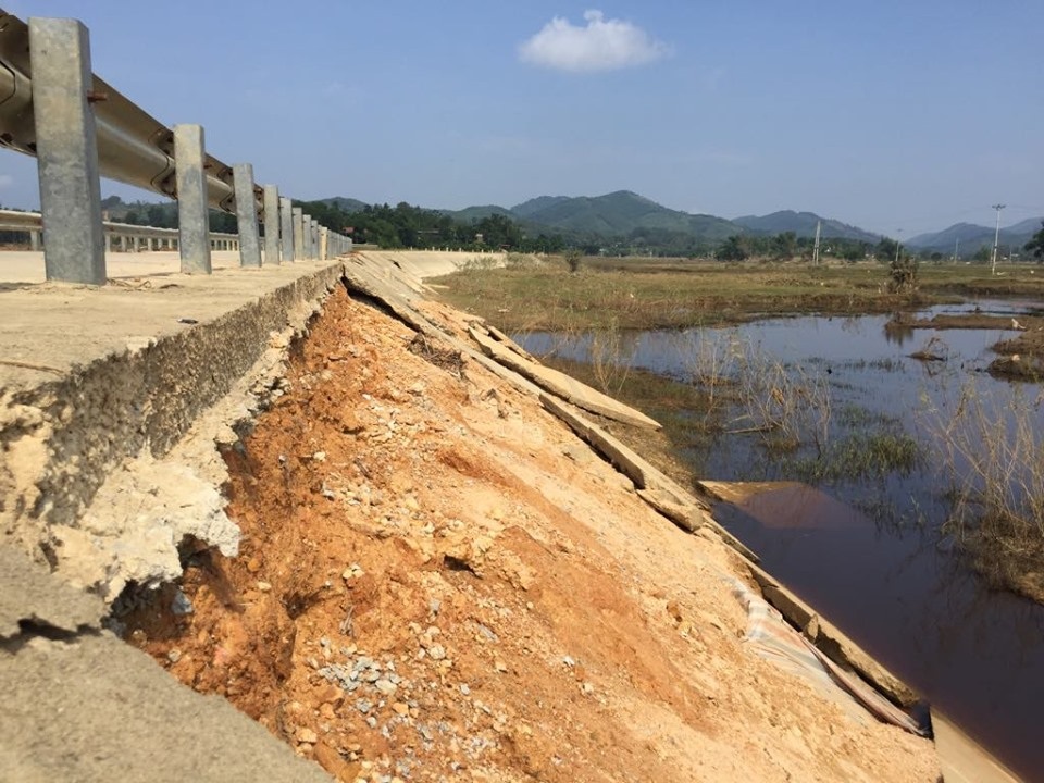Dự án đường cứu hộ hơn 100 tỷ đồng vỡ nát sau lũ - 7