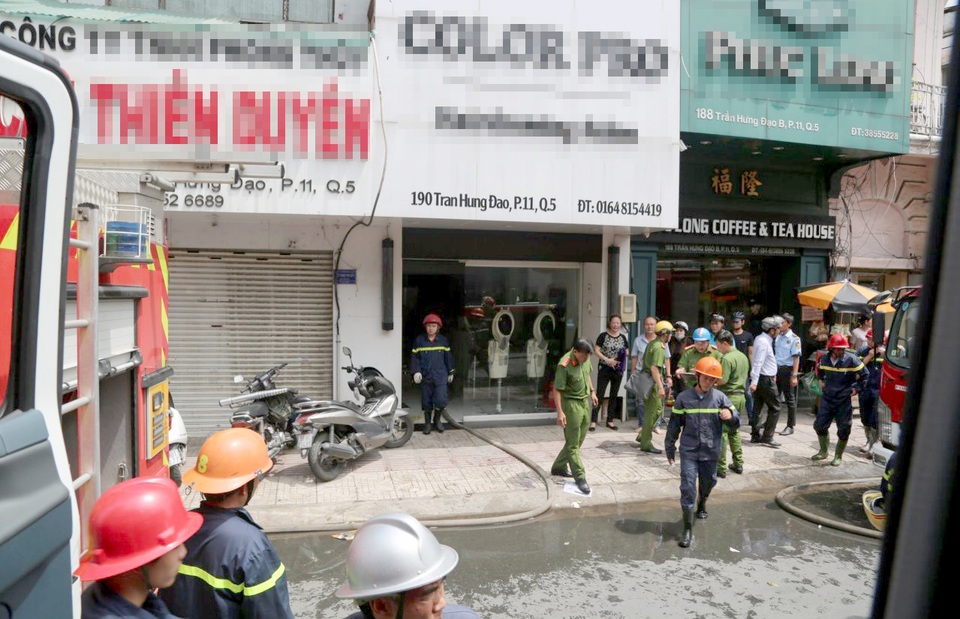 Cảnh sát giải cứu 3 người trong vụ cháy nhà 5 tầng ở Sài Gòn - 1