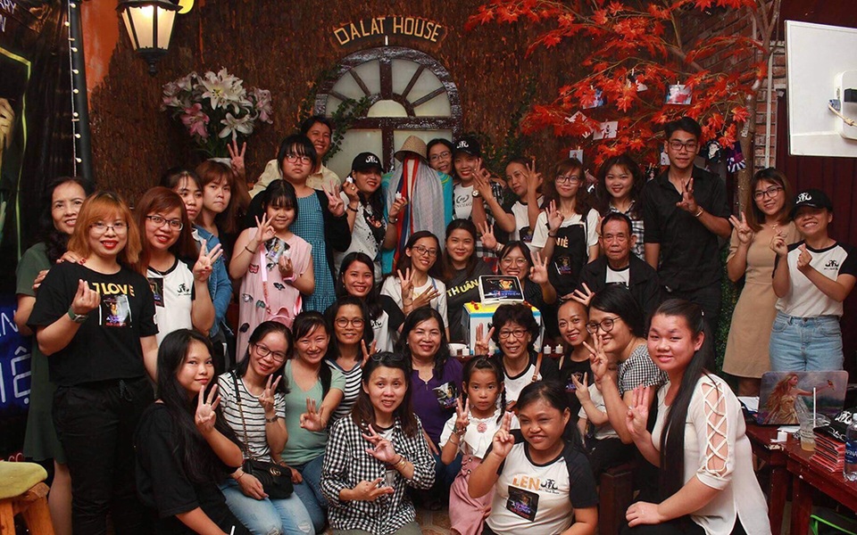 Bố và em gái về Việt Nam làm giỗ cho cố nghệ sĩ Minh Thuận - 8 Bố và em gái về Việt Nam làm giỗ cho cố nghệ sĩ Minh Thuận - 8